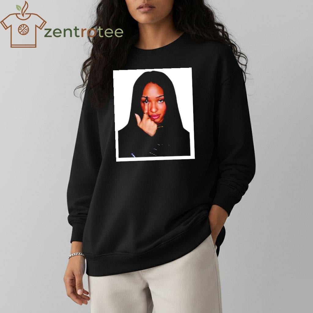 Manon Middle Finger photo tee